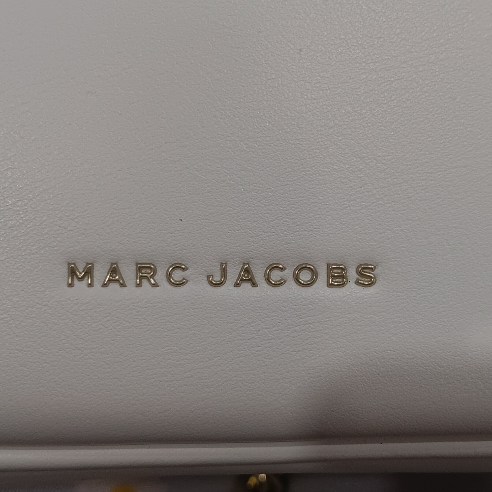 Cartera blanca y dorada de cuero. Marca Marc Jacobs - Picture 2 of 3